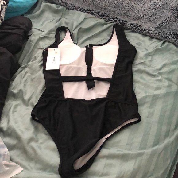 One piece - Picture 3 of 3